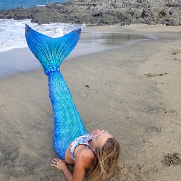 Back in Fashion Action! Shop on! - Picture 1 of 8